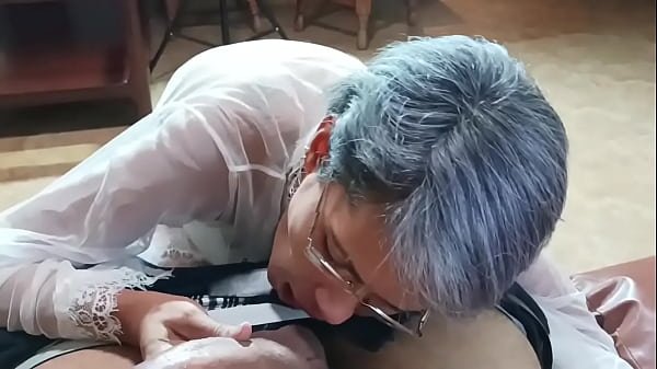 I fuck my stepmother on the furniture of the house while daddy cooks, what a great fuck, she swallows my semen.